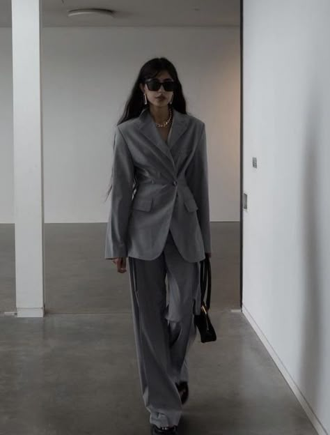 Graduation Outfit Winter, Grey Suit Styling, Grey Boots Outfit, Pantsuit Outfit, Scarf Outfit Winter, Good Work Boots, Suit Combinations, Best Office, Scarf Outfit