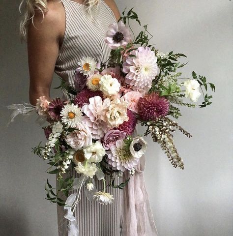 via @splendorofeden Modern Bridal Bouquets, Winter Bridal Bouquets, Floral Wedding Inspiration, Bouquet Bride, Bridal Bouquet Fall, Bouquet Inspiration, Winter Bouquet, Spring Wedding Colors, Summer Bouquet