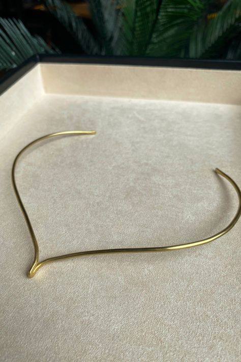 This classic brass necklace lays elegantly upon the collar, featuring a wishbone style focal point. 'Ola' meaning wave in Spanish, illustrates how this simple collar necklace mimics the soft, undulating rhythm of disturbed water. It offers an understated sophistication. Sister style in the Ola Collection. #Beauty #Simplicity #and #the #Exploring #StatementJewelry #Minimalist #Jewelry #of #Art #Elegance #Embracing #Accessories Waves Necklace, Brass Jewellery, Wave Jewelry, Elegant Jewellery, Wave Necklace, Gold Chain Design, Metalsmithing Jewelry, Closet Accessories, Jewelry Accessories Ideas