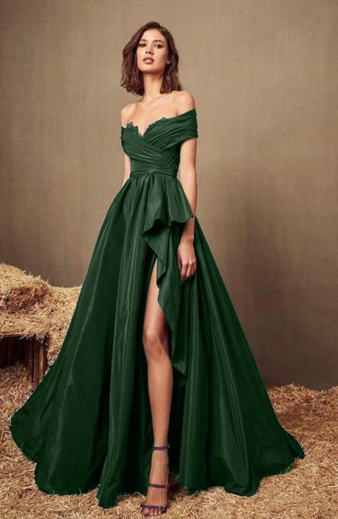 Emerald Green Debut Gown, Emerald Green Dress For Wedding, Green Esmeralda Dress, Ball Dresses Green, Dark Green Dress Prom, Green Dress With Gloves, Elegant Dresses Green, Dark Green Princess Dress, Green Gown Elegant