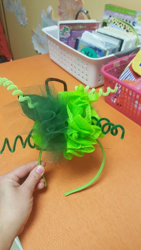 Pumpkin headband Tulle, pipe cleaners, headband and loofa Diy Pumpkin Stem Headband, Pumpkin Headband Diy, Fun Halloween Costume Party Headband, Teletubbies Headband, Salad Costume, Pumpkin Pipe Cleaner Hair, Flower Petal Headband Costume, Jungle Book Costumes, Pumpkin Headband