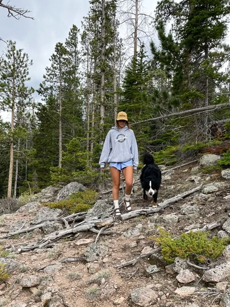 Comfy Hiking Outfit, Mountain Vibes Aesthetic, Hike Aesthetic Summer, Hiking Outfits Aesthetic, Outdoor Girl Aesthetic, Nature Aesthetic Outfit, Mountain Life Aesthetic, Mountain Girl Aesthetic, Hike Aesthetic