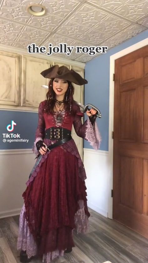 Pirate Cosplay Female, Pirate Female, Pirate Core, Pirate Of The Caribbean, Pirate Dress Up, Dress Up Ideas, Ren Faire Outfits, Pirate Dress, Pirate Cosplay