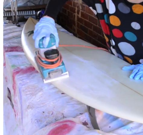 How To Paint A Surfboard, Surfboard Spray Paint Design, Paint Surfboard, Surfboard Painting Ideas, Painting Surfboards, Surf Board Painting, Surfboard Decoration, Diy Surfboard, Kids Surfing