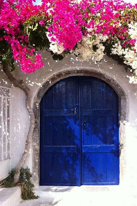 Amazing Gates, Walled Courtyard, Santorini Blue, Greek Blue, Gorgeous Doors, Santorini Island, Painted Front Doors, Blue Garden, Wall Garden