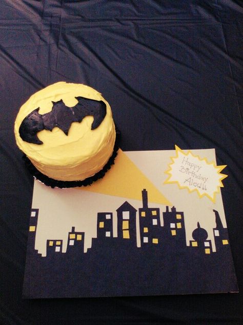 Batman smash cake Batman Smash Cake, Smash Cake Session, Batman Birthday Party, Batman Birthday, Baby Boy Birthday, Smash Cake, Robins, Cake Smash, Boy Birthday