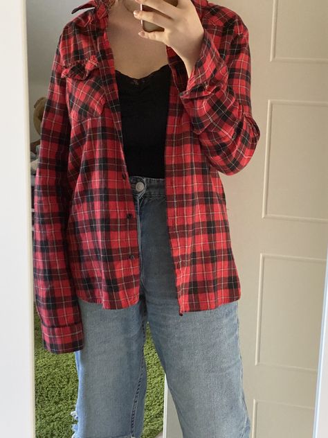 Black Red Flannel Outfit, Red Checkered Jacket Outfit, Outfit Ideas Plaid Shirt Flannels, Red Flannel Outfit Aesthetic, Red Plaid Jacket Outfit, Plade Skirt Outfit Aesthetic, Fannels Shirts Outfits Aesthetic, Red Check Shirt Outfit Women, Red Flannel Outfits