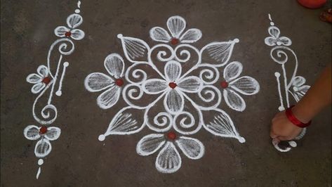 Muggu Painting On Floor, Rangoli Designs For Daily Use, Rangoli Designs Daily, Rangoli Daily Simple, Rangoli Muggulu Designs, Simpal Rangoli Image, Mugullu Rangoli Designs Simple, Design Muggulu Simple, Daily Muggulu With Dots