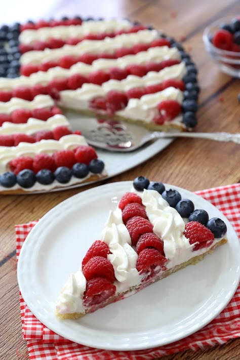 This red, white and blue American flag fruit pizza is the perfect dessert for 4th of July! Click through for the easy recipe. Fourth of July or Memorial Day. American Flag Fruit Pizza, Flag Fruit Pizza, 4th July Food, Fourth Of July Recipes, Fruit Pizza Sugar Cookie, 4th Of July Fun, Fruit Pizza Recipe, Dessert Parfait, Patriotic Desserts