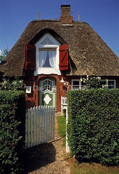 German Cottage, Cute Cottages, Storybook Homes, Little Cottages, Fairytale Cottage, Storybook Cottage, Tiny Cottage, Cottage Style Homes, Beautiful Cottages