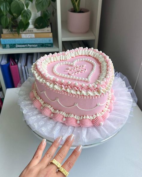 Heart Cakes Birthday, Pink Heart Cake, 19th Birthday Cakes, Heart Birthday Cake, Bolo Vintage, 12th Birthday Cake, 18th Cake, 13 Birthday Cake, Vintage Birthday Cakes