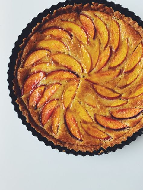 Nectarine Tart Recipe, Tart Recipes Savory, Nectarine Recipes, Tart Dough, Tart Molds, Pastry Pie, Tart Dessert, Almond Cream, Pastry Crust