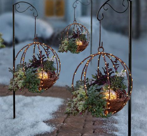 Julkransar Diy, Christmas Hanging Baskets, Xmas Decorations Outdoor, Christmas Door Hangings, Jul Diy, Christmas Planters, Front Porch Christmas Decor Ideas, Porch Christmas Decor Ideas, Porch Christmas Decor