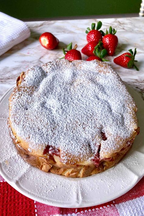 Easy Italian Strawberry Mascarpone Cake - Recipes from Italy Strawberry Mascarpone Cake, Recipes With Mascarpone Cheese, Strawberry Mascarpone, Recipes From Italy, Mascarpone Cake, Mascarpone Recipes, Strawberry Cake Easy, Spring Time Desserts, Fresh Strawberry Cake