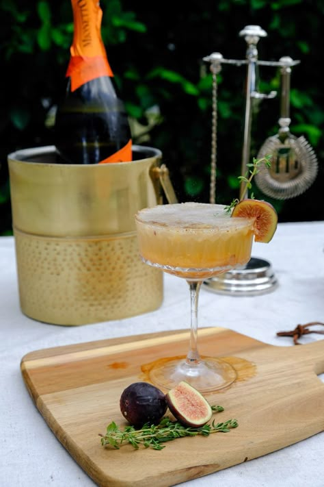 Prosecco Smash, Elderflower Drink, Fig And Honey, Honey Cocktail, Honey Drink, Liquor Recipes, Pretty Cocktails, Fall Cocktail, Prosecco Cocktails