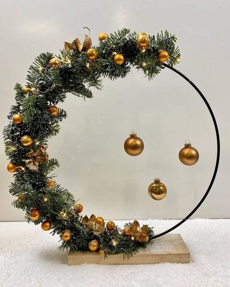 Wreath Rings Ideas, Ring Wreath Ideas, Round Arch Christmas Decor, Christmas Ring Decoration Diy, Christmas Hoop Centerpiece, Christmas Ring Decoration, Hoop Centerpieces, Dekoratívne Vence, Christmas Table Decorations Diy