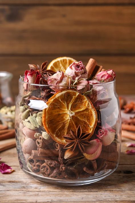 Make Potpourri Diy, Make Your Own Potpourri, Poupori Decoration, Popourie Decor, Rose Petal Potpourri, Potpurri Diy, How To Make Popery, Potpourri Decoration Bathroom, Potpouri Pouches