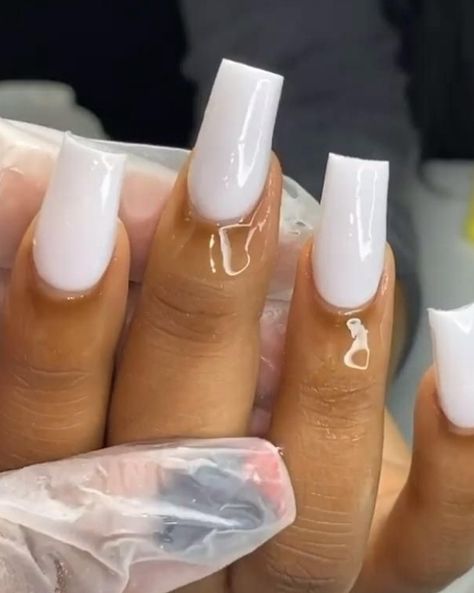 White Acrylic Nails Coffin Short, White Acyrilics Nails, Medium Nail Inspo Acrylic, White Acrylic Nails Ideas, White Acrylic Nails Coffin, Nut White Nails, Short White Acrylic Nails, Acrylic Nails Bling, Nails Acrylic White