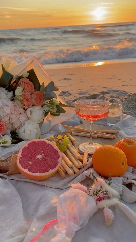 Beach Holiday Picture Ideas, 222 Energy, Dream Dates, Beach Sunset Wallpaper, Picnic Inspiration, Pretty Landscapes, Sunset Wallpaper, Wallpaper For Your Phone, Summer Wallpaper