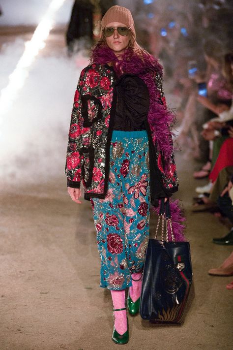 Gucci Resort 2019 collection, runway looks, beauty, models, and reviews. Gucci Flowers, Gucci Collection, Moda Hippie, Pre Fall Fashion, Plus Size Outfit, Gucci Gucci, Gucci Fashion, Eclectic Fashion, 가을 패션