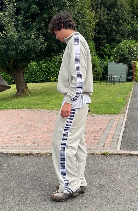 Men’s Tracksuit Outfit, Cream Tracksuit Outfit, Tracksuit Outfit Men Street Styles, Nike 95 Outfit, Basic Boy Style, 90s Tracksuit Outfit, Uk Streetwear Men, Needles Tracksuit, Brown Outfit Summer