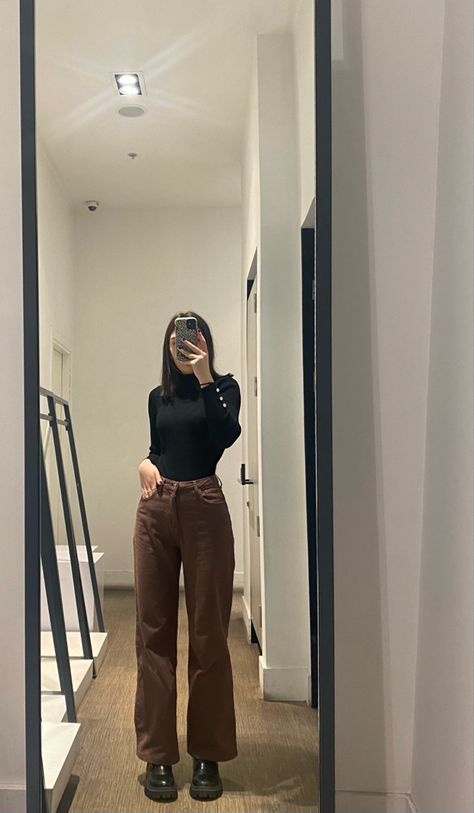 Mirror selfie ideas, outfit, ootd Cute Outfits With Brown Pants, Outfits With Dark Brown Pants, Brown Jean Outfit, Brown Top Outfit Ideas, Ootd Mirror Selfie, Brown Jeans Outfit, Outfit Cafe, Mirror Selfie Idea, Mirror Selfie Outfit