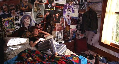 18 Killer Bedrooms All '90s Teens Wish They'd Had. I was a kid in the 90s but yeah, I wanted these rooms. Sala Grunge, Movie Bedroom, 90s Room, 90s Bedroom, Grunge Bedroom, Soft Grunge Outfits, 90s Teen, Teen Girl Bedroom, Bedroom Images