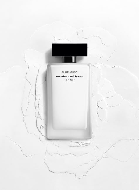 Pure Musc Narciso Rodriguez, Perfume Flatlay, Perfume Marketing, Magical Branding, Fragrance Guide, Beer Website, Narciso Rodriguez Perfume, Perfume Versace, Narciso Rodriguez For Her