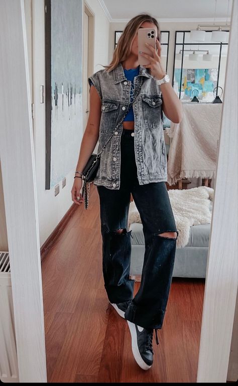 Sleeveless Jean Jacket Outfit Summer, Denim Vest Outfit Grunge, Denim Gilet Outfit Women, Oversized Denim Vest Outfit, Vest Outfits Summer, Jean Vest Outfits Summer, Sleeveless Denim Jacket Outfit, Denim Vest Outfit Aesthetic, Jean Vest Outfit