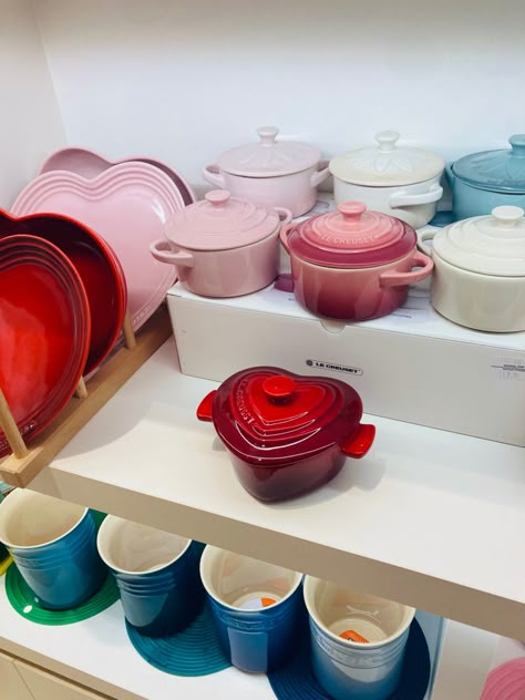 La Crueset Pots, Colorful Pots And Pans, Le Crueset Pots Aesthetic, La Crueset, Le Creuset Aesthetic, La Creuset, Le Creuset Pots, Colourful Interior Design, Le Crueset