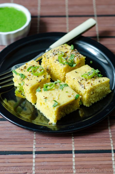 Khaman Dhokla Recipe, Khaman Dhokla, Dhokla Recipe, Food Snap, Chili Spices, Cooking Dried Beans, Tamarind Chutney, Indian Recipe, Green Chutney