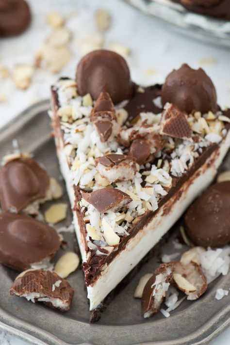 No bake almond joy pie with an oreo crust, creamy coconut filling, chocolate ganache and topped with all the components of an Almond Joy candy bar! Almond Joy Pie, Almond Joy Cake, Almond Joy, Perfect Pies, Coconut Recipes, No Bake Pies, Pie Cake, Delicious Pies, Pie Dessert