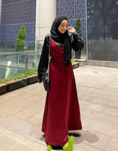 Dress Merah Maroon Hijab, Maroon Dress Hijab, Maroon Outfit Ideas, Long Dress Satin, Hijabi Inspiration, Yearbook Photoshoot, Long Kimono Dress, Maroon Outfit, Elegant Party Dress