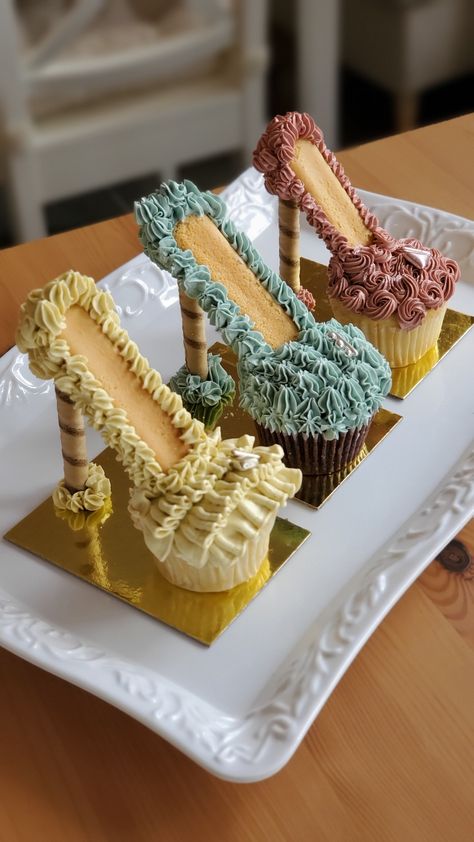 Stiletto Cupcakes, Cupcake Decorating Tips, Cupcake Cake Designs, Easy Food Art, Cupcake Designs, Diy Easter Decorations, Cake Decorating Techniques, Cake Decorating Tips, Food Cakes