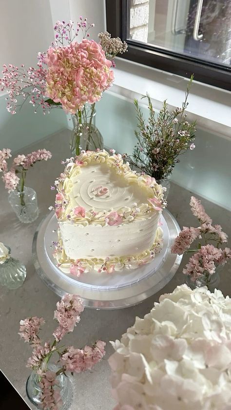 Pastel Bday Decor, 26 Birthday Ideas For Her, 22 Birthday Cakes, Cake Ideas Sweet 16, Cute 16th Birthday Cakes, Floral Bday Cake, Floral Themed Birthday Party, 16 Th Birthday Cake, 21st Birthday Cake Aesthetic