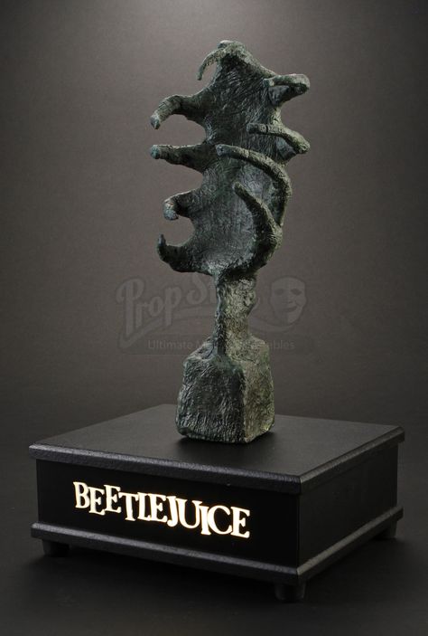 Slab Box Ideas, Beetlejuice Painting, Tim Burton Room, Tim Burton Decor, Beetlejuice Movie, Tim Burton Art, Beetle Juice, Spooky Stuff, Movie Props