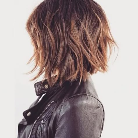 20 Edgy A-Line Haircuts To Try in 2021 - The Trend Spotter A Line Haircut, Medium Hair Color, Messy Bob Hairstyles, Natural Wavy Hair, Super Hair, Bob Hairstyles For Fine Hair, Trendy Haircuts, Medium Hair Cuts, Bob Hairstyle