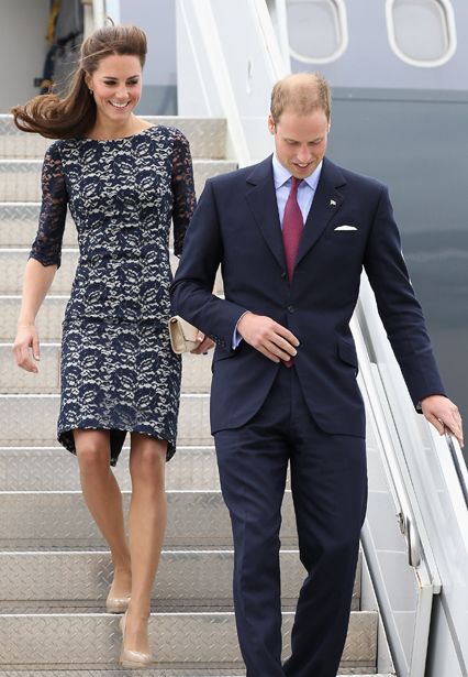 love the dress + the nude pumps Kate Middleton Pictures, Kate Dress, Kate Middleton Photos, Princess Catherine, Navy Lace Dress, Catherine Middleton, Kate Middleton Style, William Kate, William And Kate