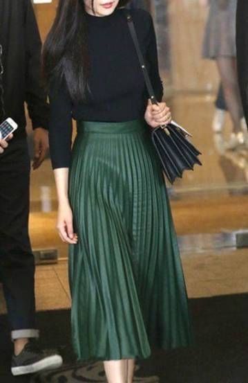 Green Pleated Skirt, Rok Outfit, Black Knitwear, Pleated Skirt Outfit, Skirt Diy, Leather Pleated Skirt, Rock Outfit, Trendy Skirts, Outfit Trends