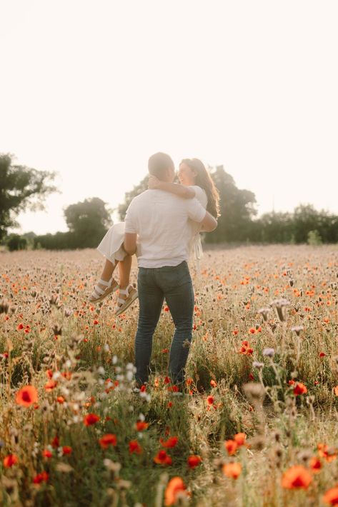 Engagement Pictures In Flower Field, Spring Field Couples Photoshoot, Engagement Photos Holding Her Up, Couples Flower Photoshoot, Flower Photoshoot Couple, Flowers Engagement Photos, Proposal In Flower Field, Engagement Pictures With Bouquet, Spring Engagement Photo Ideas