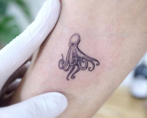 Octopus Tattoo Women, Line Octopus Tattoo, Fine Line Octopus Tattoo, Simple Octopus Tattoo, Octopus Line Art, Cute Octopus Tattoo, Octopus Tattoo Ideas, Small Octopus Tattoo, Ocean Sleeve