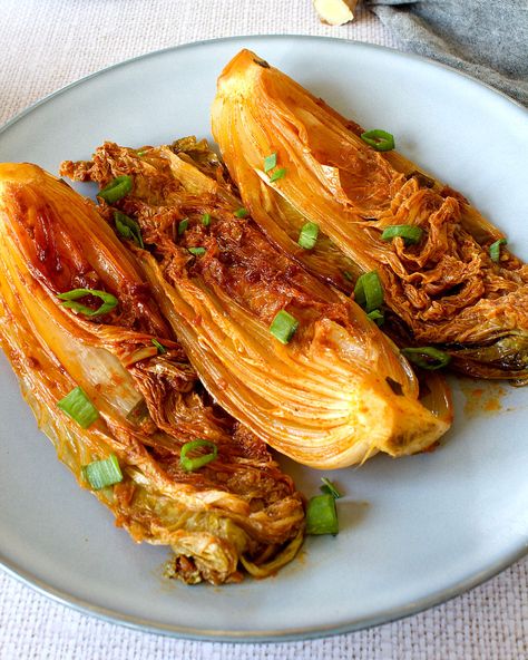 Une petite idée d'accompagnement un petit peu pimentée ! Du chou chinois braisé, mariné au gochujang et à la sauce soja. C'est un délice et ça accompagne parfaitement une viande grillée avec du riz par exemple. Parfait pour les repas de semaine. Napa Cabbage Recipes, Grilled Cabbage, Braised Cabbage, Christmas Meals, Festive Recipes, Quick Weeknight Meals, Cabbage Recipes, Edible Gifts, An Elf