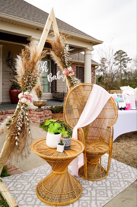 Pampas grass and floral bohemian baby shower sprinkling. Boho Theme Decorations, Boho Table Centerpieces Baby Shower, Peacock Chair Bridal Shower Ideas, Boho Theme Baby Shower Ideas Girl, Babychella Baby Shower Ideas, Hippy Baby Shower Decor, Peacock Chair Baby Shower Ideas, Boho Baby Shower Backdrop Ideas, Round Table Baby Shower Decor