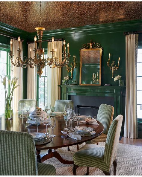 Schumacher on Instagram: “This dining room is ready for an eight course meal! The Schumacher #Tortoise by @celerie ceiling is definitely the main dish. Designed by…” Dining Room Design Green, Green Dining Room Walls, Gold Dining Room, Fine Paints Of Europe, Lacquered Walls, Green Dining Room, Green Walls, Dining Room Inspiration, Green Rooms