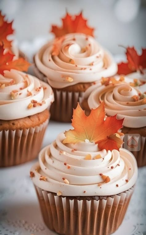 Fall Cupcakes Decoration, Banana Caramel Cake, Muffins Decoration, Fall Wedding Cupcakes, Easy Christmas Cake Recipe, Autumn Desserts, Autumn Cake, Coffee And Dessert, Banana Caramel