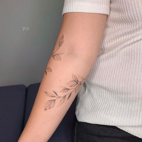 Armband-Look Flower Tattoo. Two leafy branches create a wrap-around look. Click through for 40 beautiful flower tattoo ideas. #tattoo #flowertattoos #tattooinspiration IG: @dearpony Armband Tattoo Frau, Arm Wrap Tattoo, Flower Vine Tattoos, Wrap Around Wrist Tattoos, Floral Arm Tattoo, Around Arm Tattoo, Wrap Around Tattoo, Artwork Tattoo, Cuff Tattoo