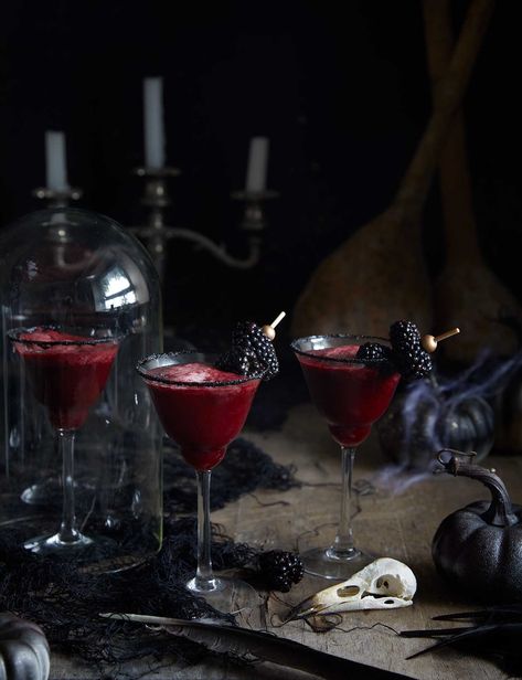 A bewitching twist on a classic Bellini, guaranteed to intrigue Halloween guests Halloween Bellini, Gothic Cocktails, Dark Cocktails, Bellini Recipe, Vampire Party, Enchanted Party, Black Food Coloring, Halloween Party Dinner, Ball Birthday