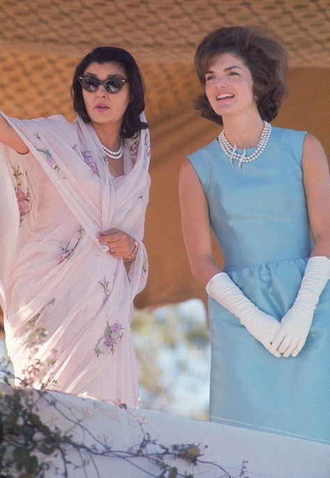 <b>In March 1962, the First Lady took a dazzling goodwill tour of India.</b> Maharani Gayatri Devi, Gayatri Devi, Royal Indian, Vintage India, Jackie O, Princess Grace, Saree Look, Chiffon Saree, India Fashion