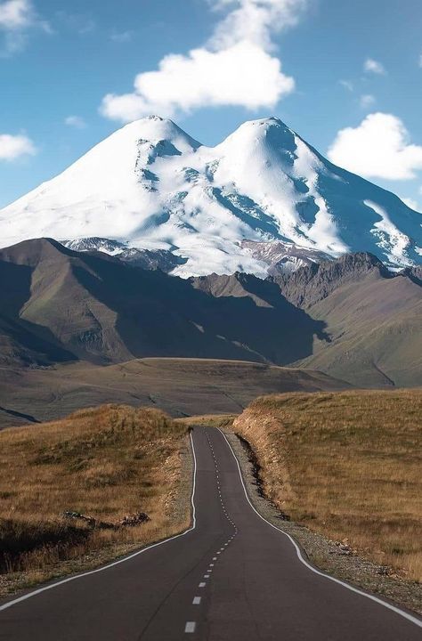 Russia Landscape, Mount Elbrus, Mountain Aesthetic, Mountains Aesthetic, Monte Fuji, Beautiful Roads, Mountain Life, Destination Voyage, New Zealand Travel