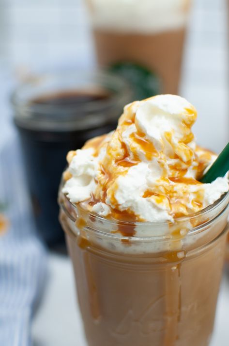 Vegan Frappuccino Recipe, Vegan Frappuccino, Dairy Free Starbucks, Starbucks Frappuccino Recipe, Coffee Frappuccino, Homemade Frappuccino, Caramel Frappuccino, Drink At Home, Vegan Whipped Cream